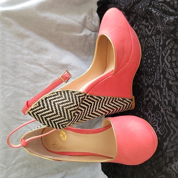 Colin Stuart wedges coral color size 6.5 - Picture 3 of 6